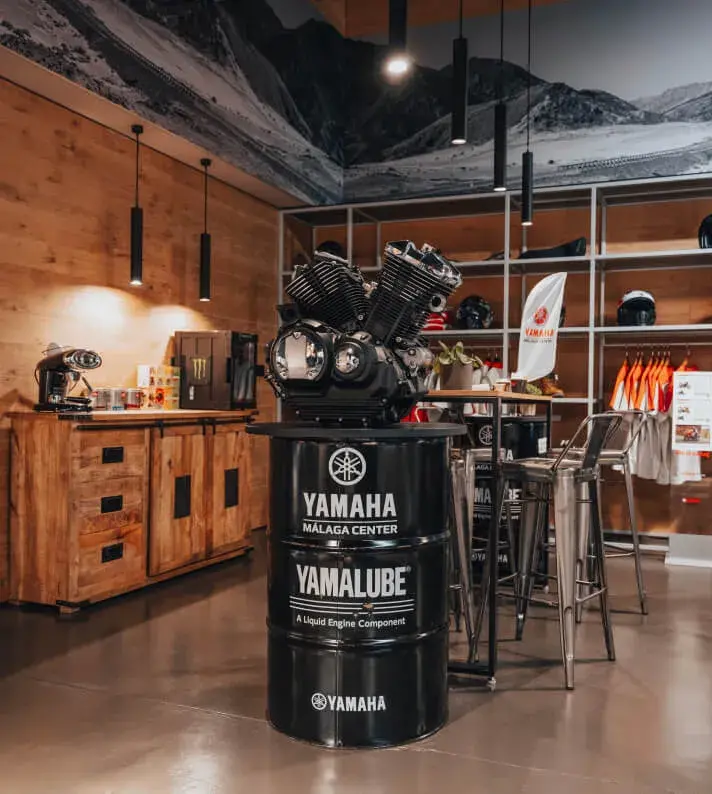Zona de espera con cafetera en Yamaha Málaga Center