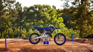 yamaha-yz125-monster-energy-yamaha-racing-edition-2023_lateral1