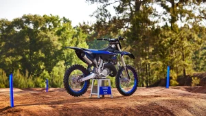 yamaha-yz125-monster-energy-yamaha-racing-edition-2023_trasera1
