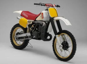 Yamaha YZM 490 con escape serie